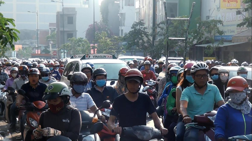 Các phương tiện ùn tắc, giao thông căng thẳng.