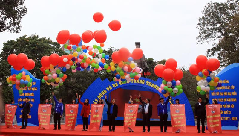 Các đại biểu thực hiện nghi lễ phát động và ra quân Tháng Thanh niên 2017 của tuổi trẻ Thủ đô