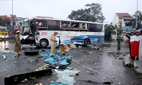 CSGT khám nghiệm hiện trường - Ảnh: TNO