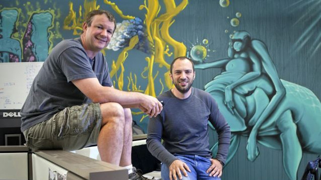 Hai tỷ phú mới Jan Koum (phải) và Brian Acton. Ảnh: Daily Mail