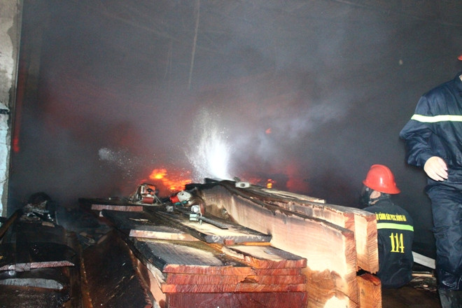 Cháy trong đêm thiêu rụi xưởng gỗ