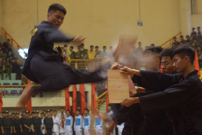 Cảnh sát đặc nhiệm bay người công phá mục tiêu