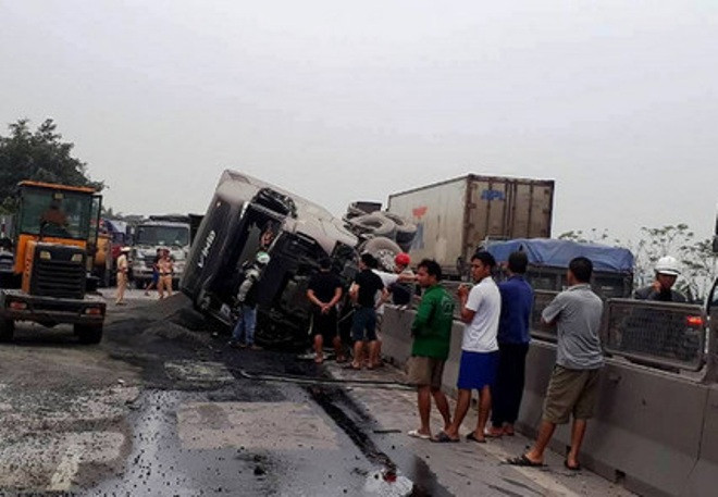 Giải cứu tài xế mắc kẹt trong ca bin