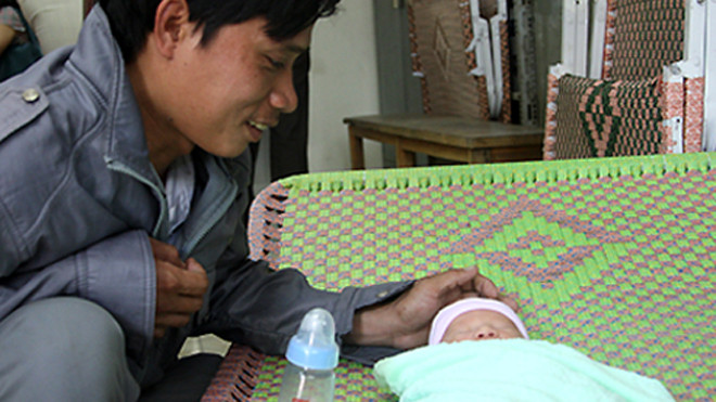 Bé trai được trao trả cho gia đình