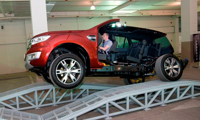 Ford trình diễn nhiều công nghệ trên chiếc Everest mới