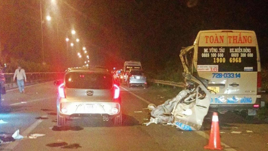  Xe khách đâm vào đuôi container trên cao tốc, 5 người thương vong