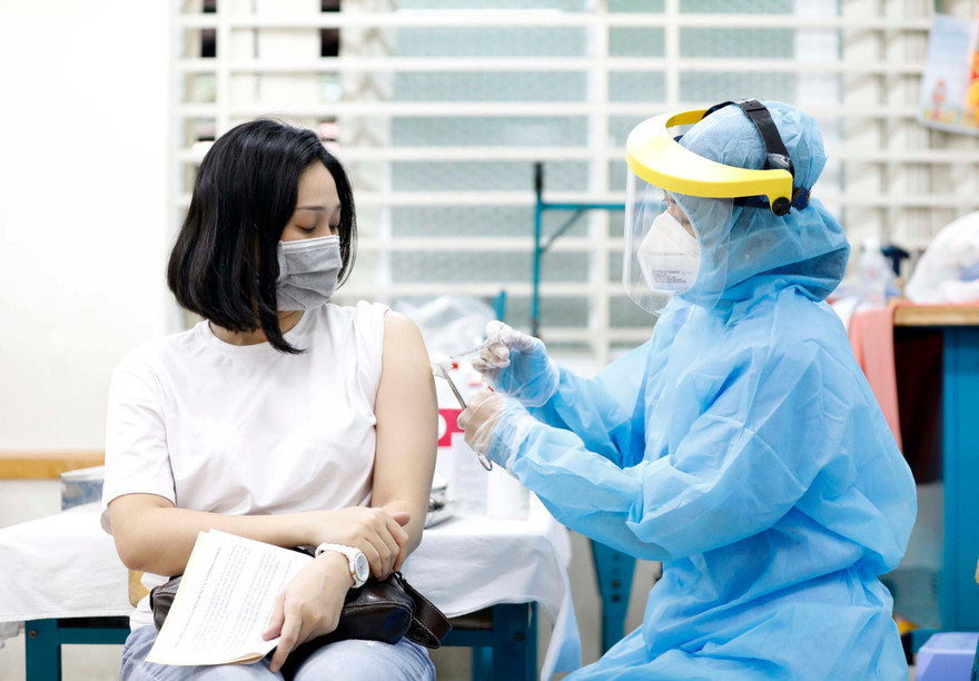 Lãnh đạo UBND tỉnh TT-Huế chỉ đạo đẩy nhanh tiến độ tiêm vắc xin cho người từ 18 tuổi trở lên trên địa bàn