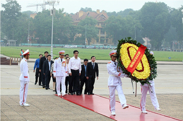 Đoàn đại biểu thanh niên Trung Quốc vào viếng lăng Bác. (Ảnh: Bảo Anh).