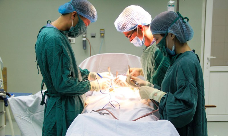 Thạc sỹ Đinh Văn Chiến phẫu thuật bệnh nhân ( ảnh Hoàng Yến).