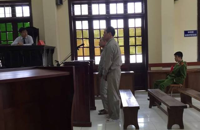 Các đối tượng trước vòng móng ngựa, nghe tuyên án. Ảnh: Duy Chiến.