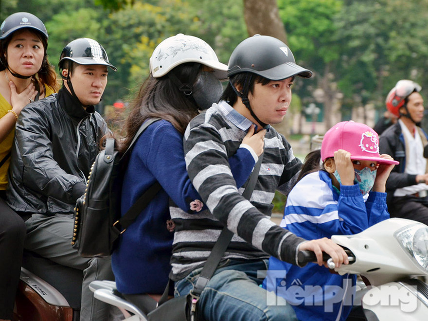 [ẢNH] Trời chuyển rét, người dân Thủ đô 'xuýt xoa' trong gió lạnh