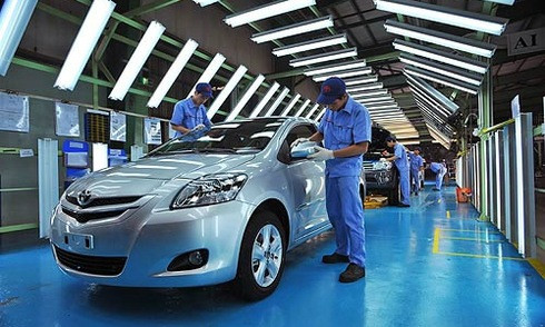 Doanh số tiêu thụ xe nội địa giảm, xe nhập tăng