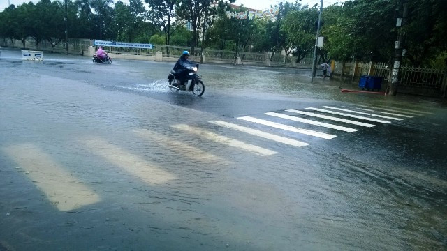 Mưa lớn khiến nhiều tuyến phố ở TP Tam Kỳ ngập, giao thông đi lại khó khăn.