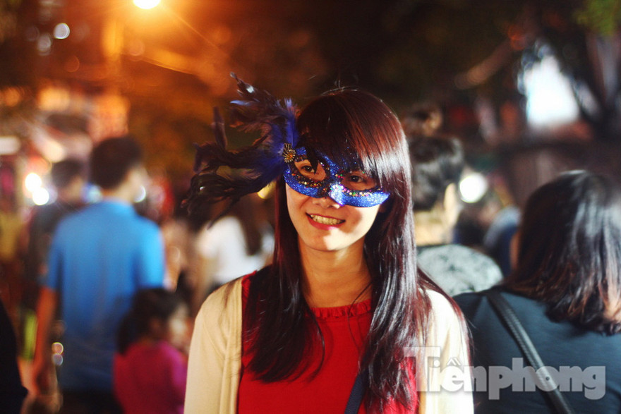 Ngàn ‘Ác quỷ’, ‘tiên nữ’ đổ bộ Hàng Mã đêm Halloween