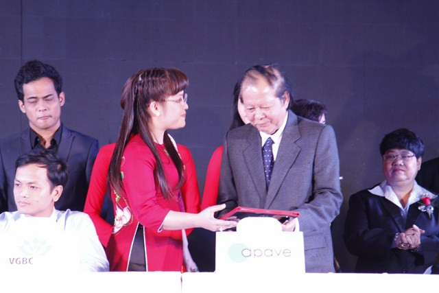 Bà Lưu Thị Thanh Mẫu, TGĐ Phúc Khang ký kết xây dựng căn hộ xanh Diamond Lotus theo tiêu chuẩn LEED.