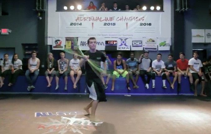 Chóng mặt xem võ sĩ múa côn nhị khúc và gậy gỗ