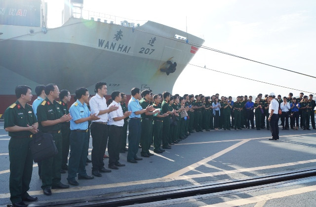 Đại biểu dự hội nghị tham quan công trình, phần việc và dây chuyền sản xuất thanh niên tại Tổng Cty Tân cảng Sài Gòn và Tổng Cty 28 - Tổng cục Hậu cần, sáng 3/11.