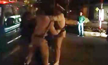 Lực lượng công an áp giải Khánh lên xe ô tô, về trụ sở công an. Ảnh cắt từ clip.