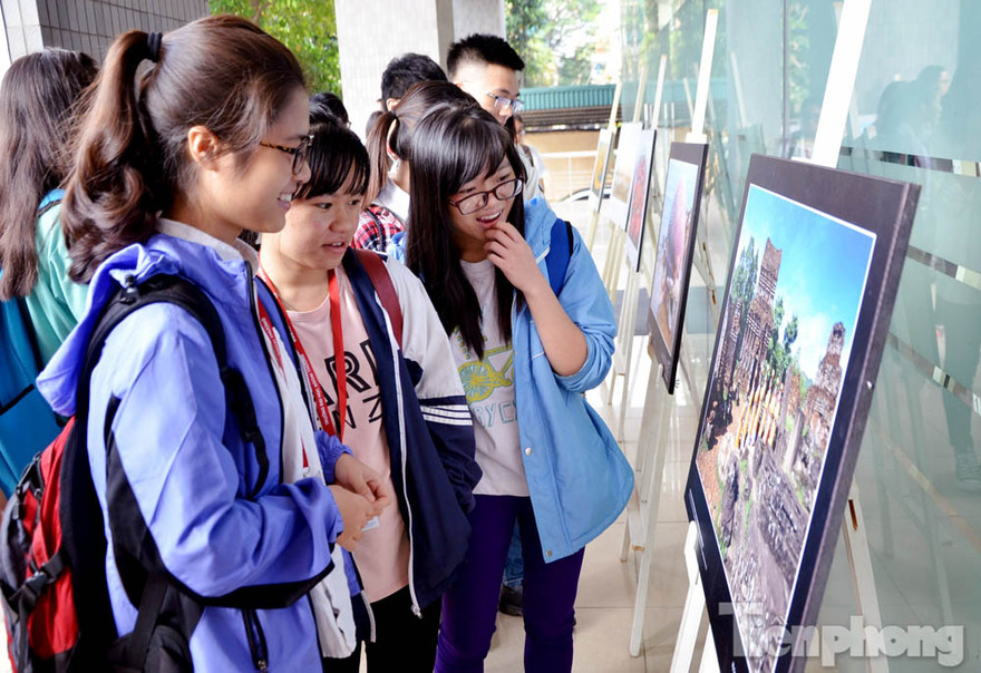 Triển lãm thu hút đông đảo sinh viên.