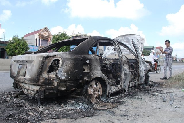 Hiện trường chiếc xe ô tô 4 chỗ bị cháy rụi.
