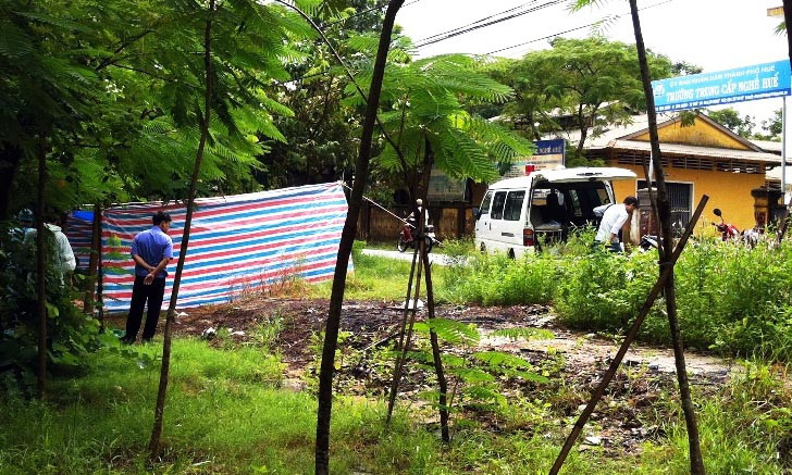 Cơ quan chức năng tiến hành thủ tục khám nghiệm pháp y, xác định danh tính, điều tra nguyên nhân tử vong của nạn nhân. Ảnh: C. Lê.