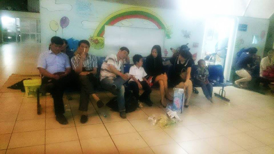 Phụ huynh các em học sinh ngồi chờ các con được cấp cứu.