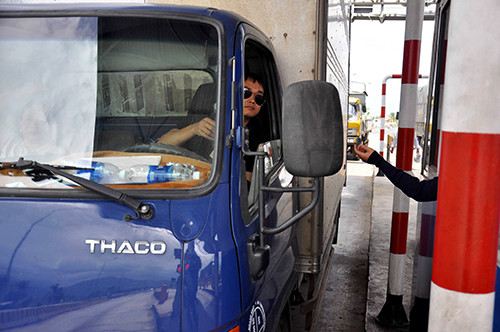 Tài xế dùng tiền lẻ khi mua vé qua trạm thu phí ở Khánh Hòa. Ảnh: An Phước.