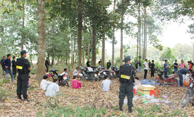 Hàng chục người tham gia lắc tài xỉu bị cảnh sát bắt giữ.