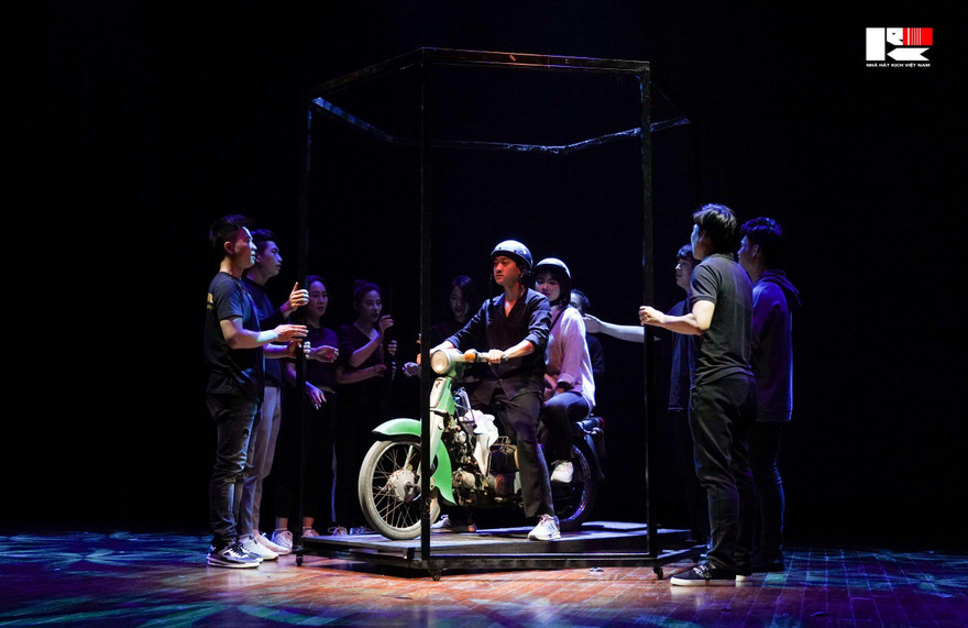 Vở diễn "Cô gái và chiếc xe máy"