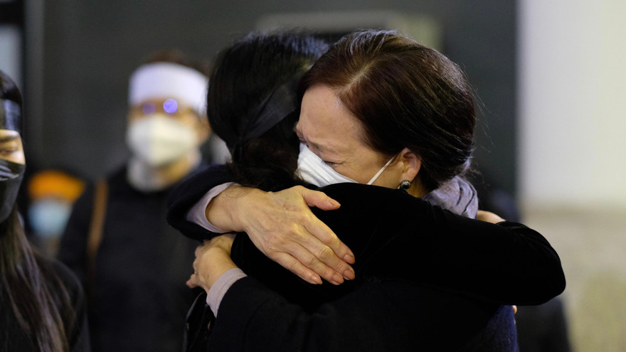 NSND Lê Khanh nghẹn ngào trong lễ tang nhạc sĩ Phú Quang.