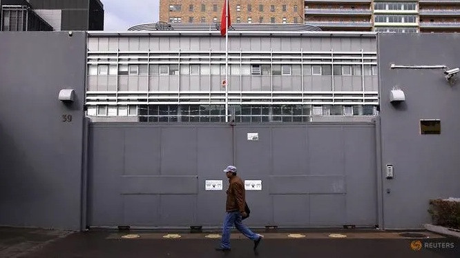 Trước cửa Lãnh sự quán Trung Quốc tại Sydney, Úc. (Ảnh: Reuters)