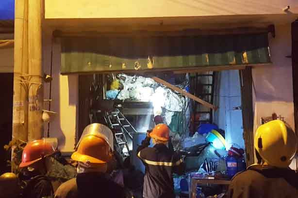 Lực lượng PCCC tiến hành dập lửa.