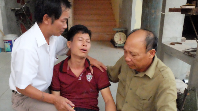 Bố cháu Nhung khóc ngất trước sự ra đi đột ngột của con gái.