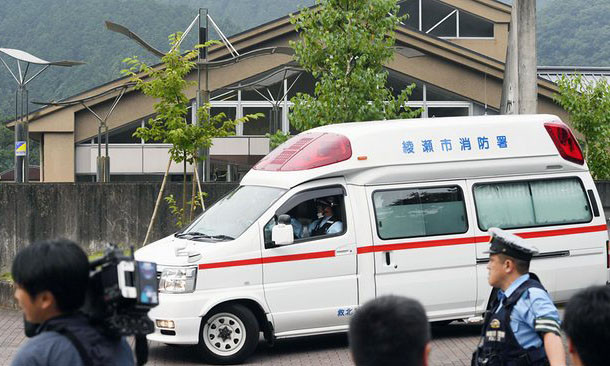 Xe cứu thương ở bên ngoài cơ sở khuyết tật bị tấn công.