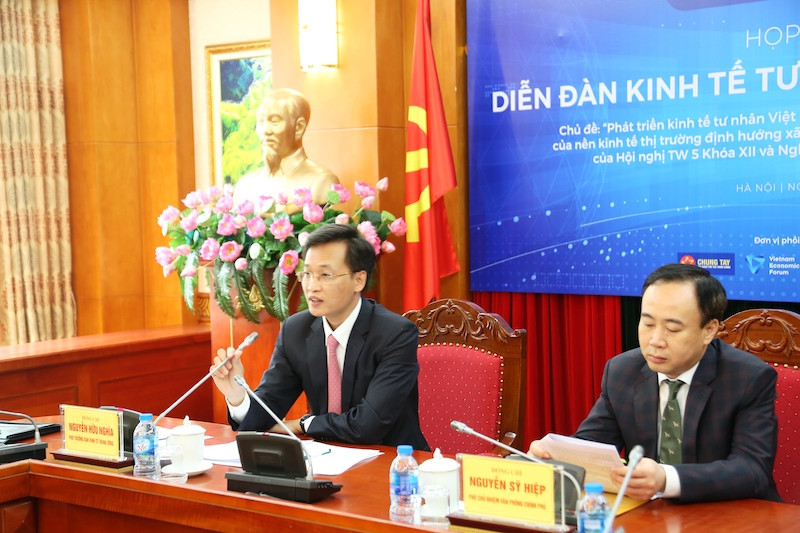 Diễn đàn kinh tế tư nhân 2019 do Chính phủ và Ban kinh tế Trung ương đồng chủ trì nhằm tìm ra các giải pháp để kinh tế tư nhân bứt phá (ảnh: đại diện lãnh đạo Ban kinh tế và Văn phòng Chính phủ tại buổi họp báo) 