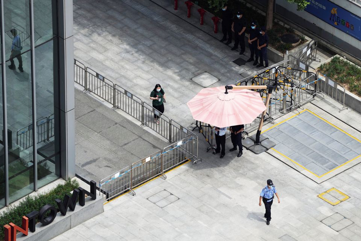 Trước cổng trụ sở tập đoàn Evergrande ở Thâm Quyến, Trung Quốc. (Ảnh: Reuters)