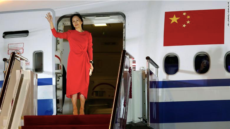 Bà Mạnh Vãn Châu khi đáp xuống sân bay Bảo An Thâm Quyến ngày 26/9. (Ảnh: CNN)