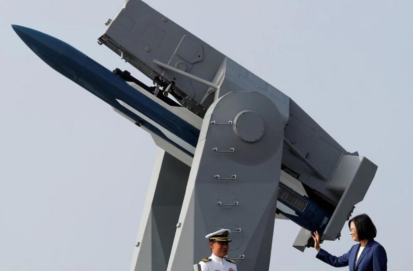 Nhà lãnh đạo Đài Loan Thái Anh Văn vẫy tay chào khi đang đứng trên tàu khu trục tên lửa PFG-1112 Ming Chuan hồi tháng 11/2018. (Ảnh: Reuters)