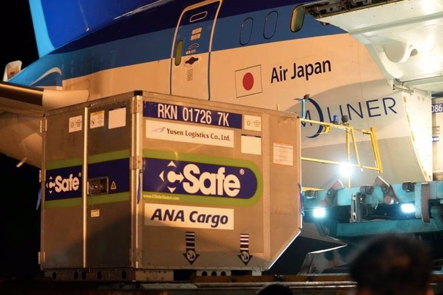 Một lô vắc-xin được Nhật Bản chuyển đến sân bay Nội Bài ngày 16/6. (Ảnh: NLĐ)