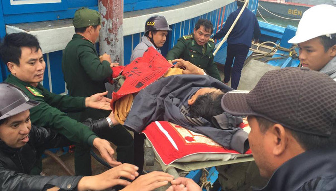Bệnh nhân được đưa vào bờ cấp cứu.