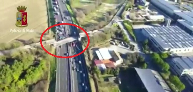 Cầu vượt gãy ngang do không chịu được trọng tải lớn.