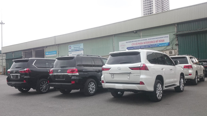 Ô tô nhập khẩu tại Chi cục Hải quan cửa khẩu Bắc Hà Nội. Ảnh: Tuấn Nguyễn