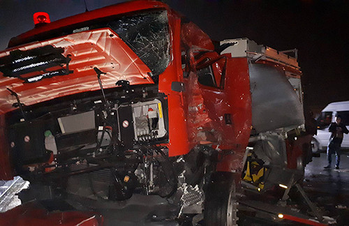 Xe cứu hỏa bẹp dúm sau tai nạn. Ảnh: Phương Sơn