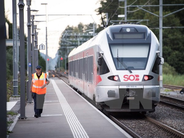 Cảnh sát gác bên đoàn tàu ở ga Salez sau vụ tấn công. (Ảnh: EPA/TTXVN)