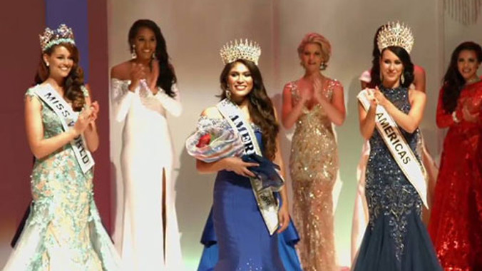 Victoria Mendoza (giữa) trong khoảnh khắc đăng quang.