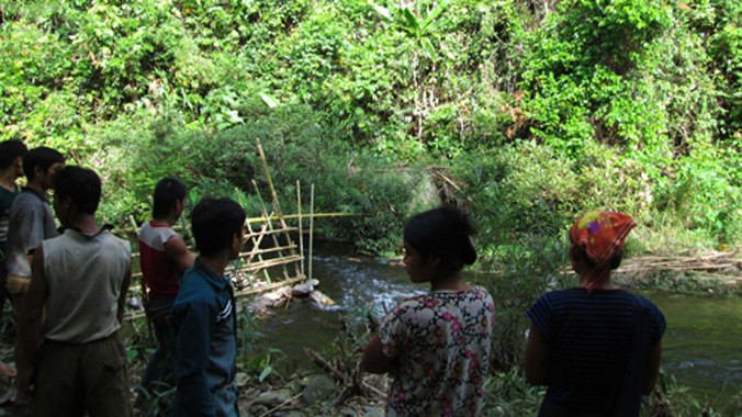 Bờ suối nơi phát hiện thi thể chị Yến và con 8 tháng tuổi. Ảnh: Văn Hải.