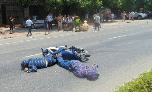 Ba người nằm bất tỉnh tại hiện trường sau cú va chạm mạnh. Ảnh: Đức Hùng.