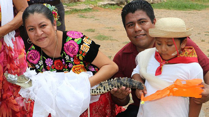 Thị trưởng Joel Vazquez Rojas, bên vợ con là người bình thường và cô vợ cá sấu mới cưới.