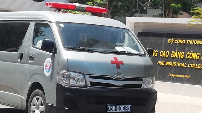Xe cứu thương chuyển nữ thí sinh Lan Anh từ điểm thi Trường Cao đẳng Công nghiệp Huế đến bệnh viện cấp cứu. Ảnh: Ngọc Văn.