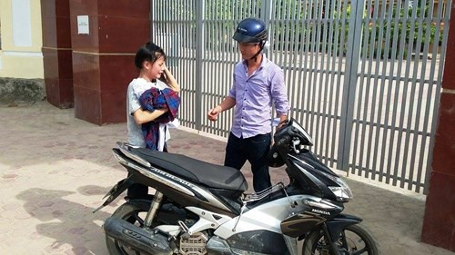 Lan oà khóc khi đến muộn buổi thi chiều nay. Ảnh: Giáo dục thời đại.